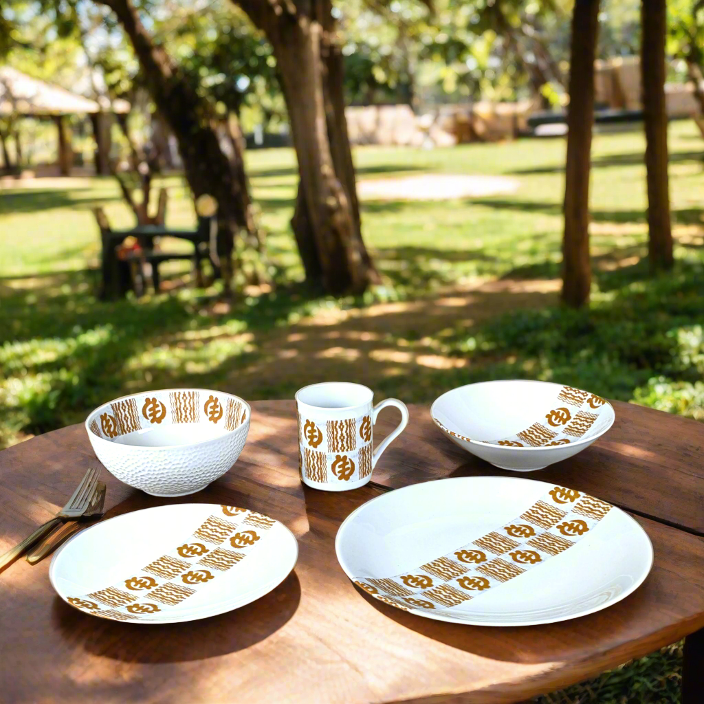 Coffret d'assiettes rondes en porcelaine fine Française fabriquées à la demande avec motif bandes larges traditions de côtes d'Ivoire "Adinkra doré" dans coffret de 6 assiettes.