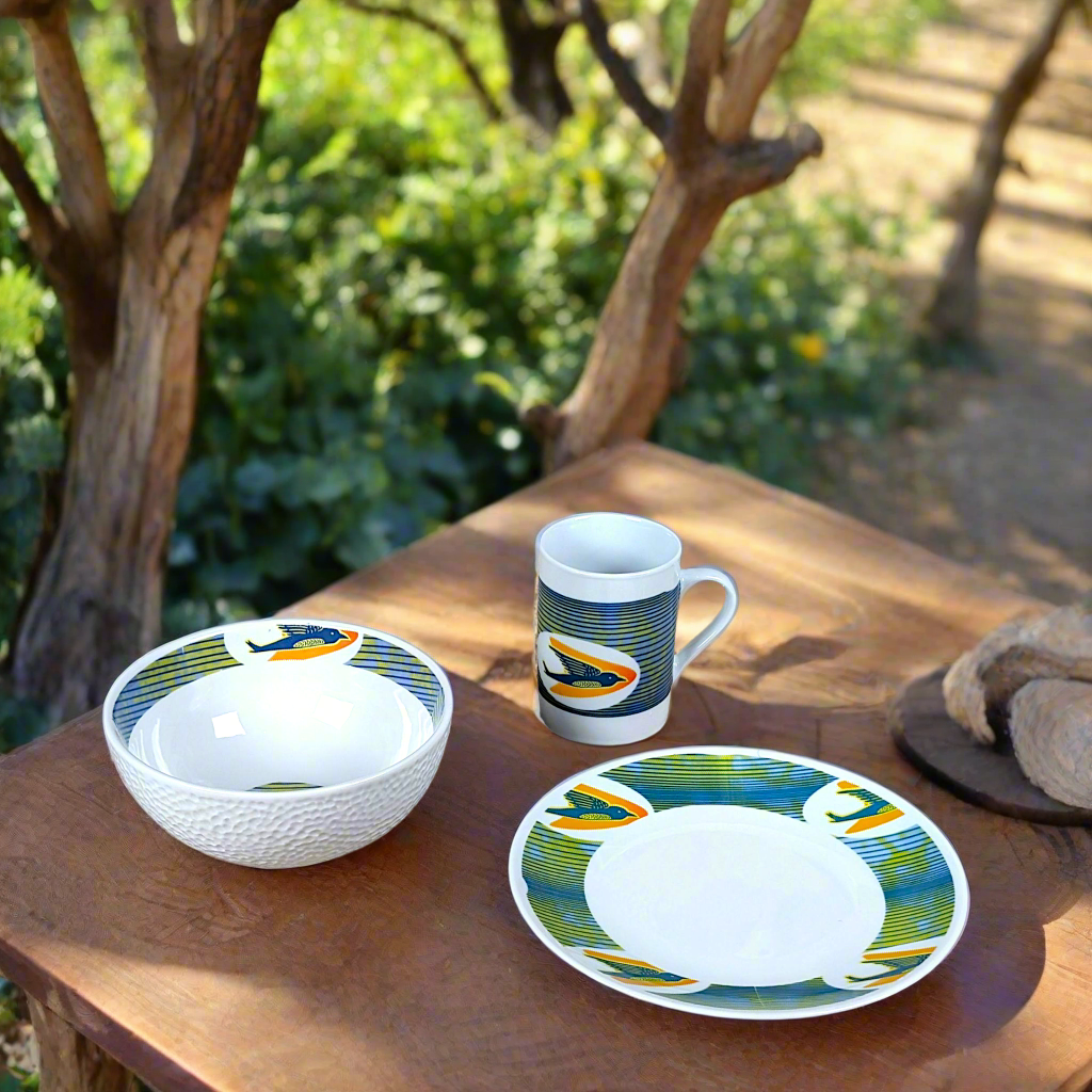 Coffret petit déjeuner en porcelaine fine française, orné d’un  motif anneau WAX "hirondelles"  composé d'une petite assiette, d'un grand bol et d'un MUG, présentés dans une boîte prestige.