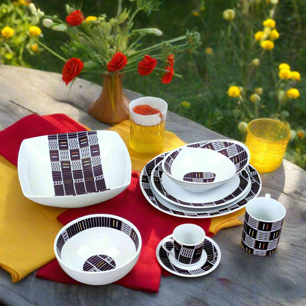 Coffret d'assiettes ovales en porcelaine fine Française fabriquées à la demande avec  motif anneaux Ethnique de Côté d'Ivoire "Sénoufo bleu indigo" dans coffret de 6