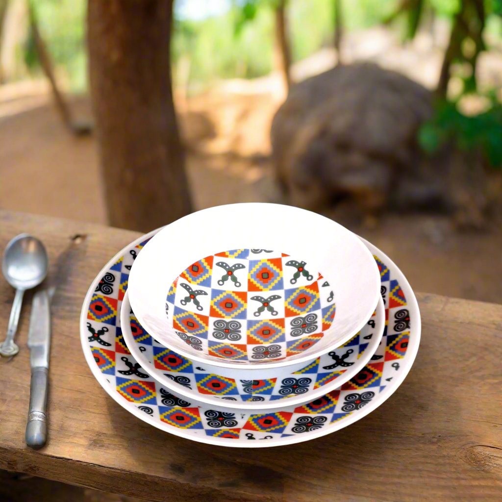 Coffret d'assiettes rondes en porcelaine fine Française fabriquées à la demande avec motif anneaux larges traditions d'afrique "Adinkra" du Ghana et de Côtes d'Ivoire dans coffret de 6 assiettes.