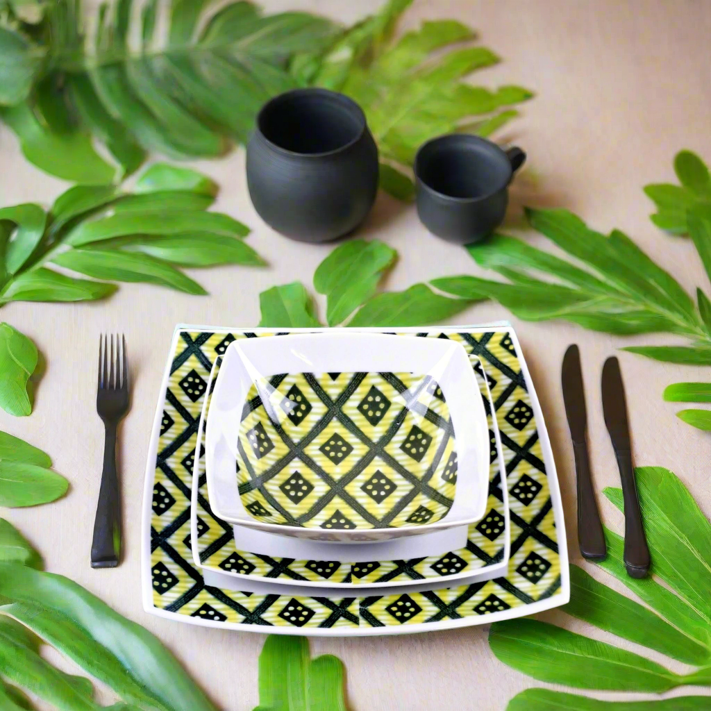 Coffret d'assiettes carrées en porcelaine fine Française fabriquées à la demande avec motif bande yoruba d'Afrique "Ibukunoluwa"   dans coffret cadeau de 6 assiettes.