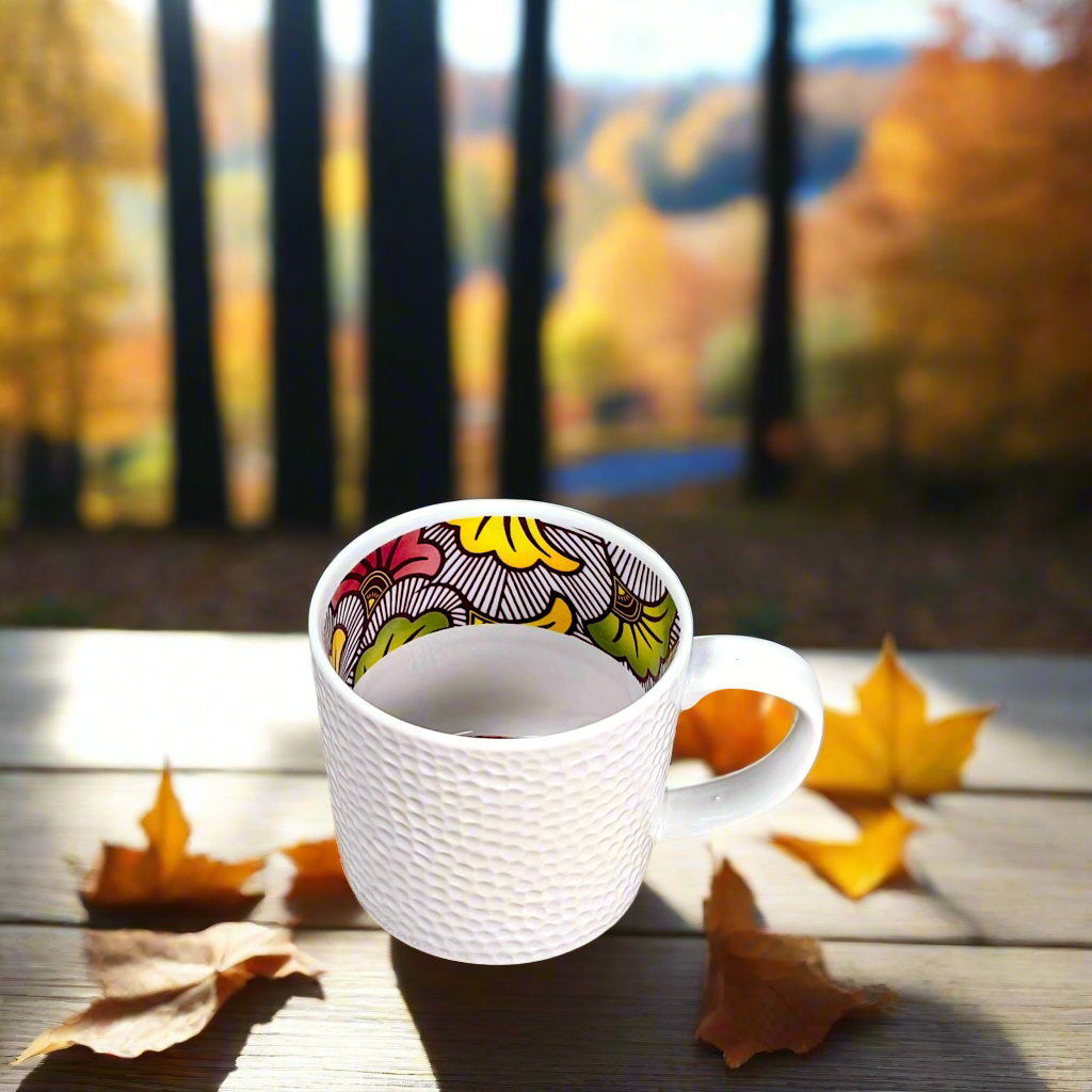 Coffret petit déjeuner en porcelaine fine française, orné d’un motif WAX "Fleurs de Mariage", composé d'une assiette creuse, d'une tasse à  café et d'un MUG, présentés dans une boîte prestige.