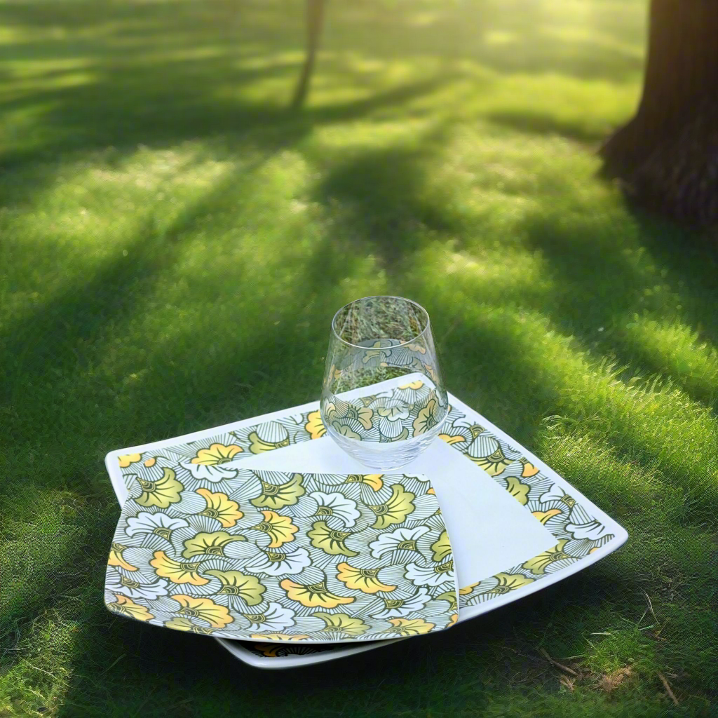 Coffret d'assiettes en porcelaine fine Française fabriquées à la demande avec motif anneau combiné WAX d'afrique "Fleurs de Mariage" vertes dans coffrets de 12