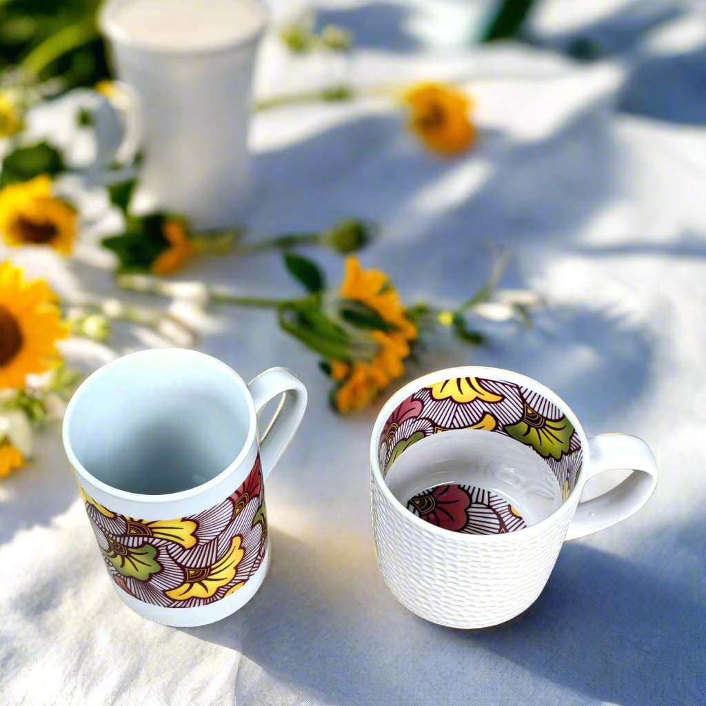 Mug en porcelaine fine Française grenaillé à l'extérieur, motif wax d'Afrique "Fleurs de Mariage" rouge magenta à l'intérieur