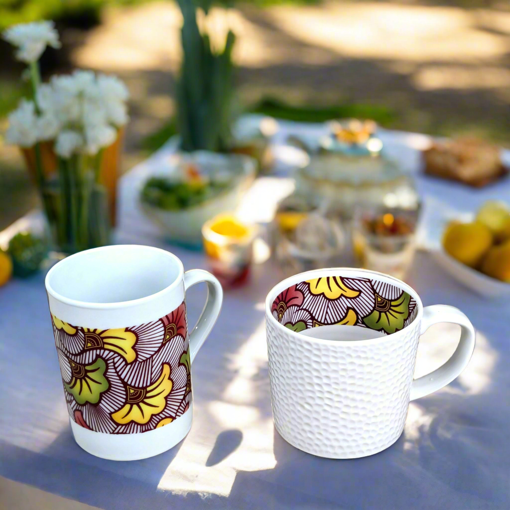 Mug en porcelaine fine Française grenaillé à l'extérieur, motif wax d'Afrique "Fleurs de Mariage" rouge magenta à l'intérieur