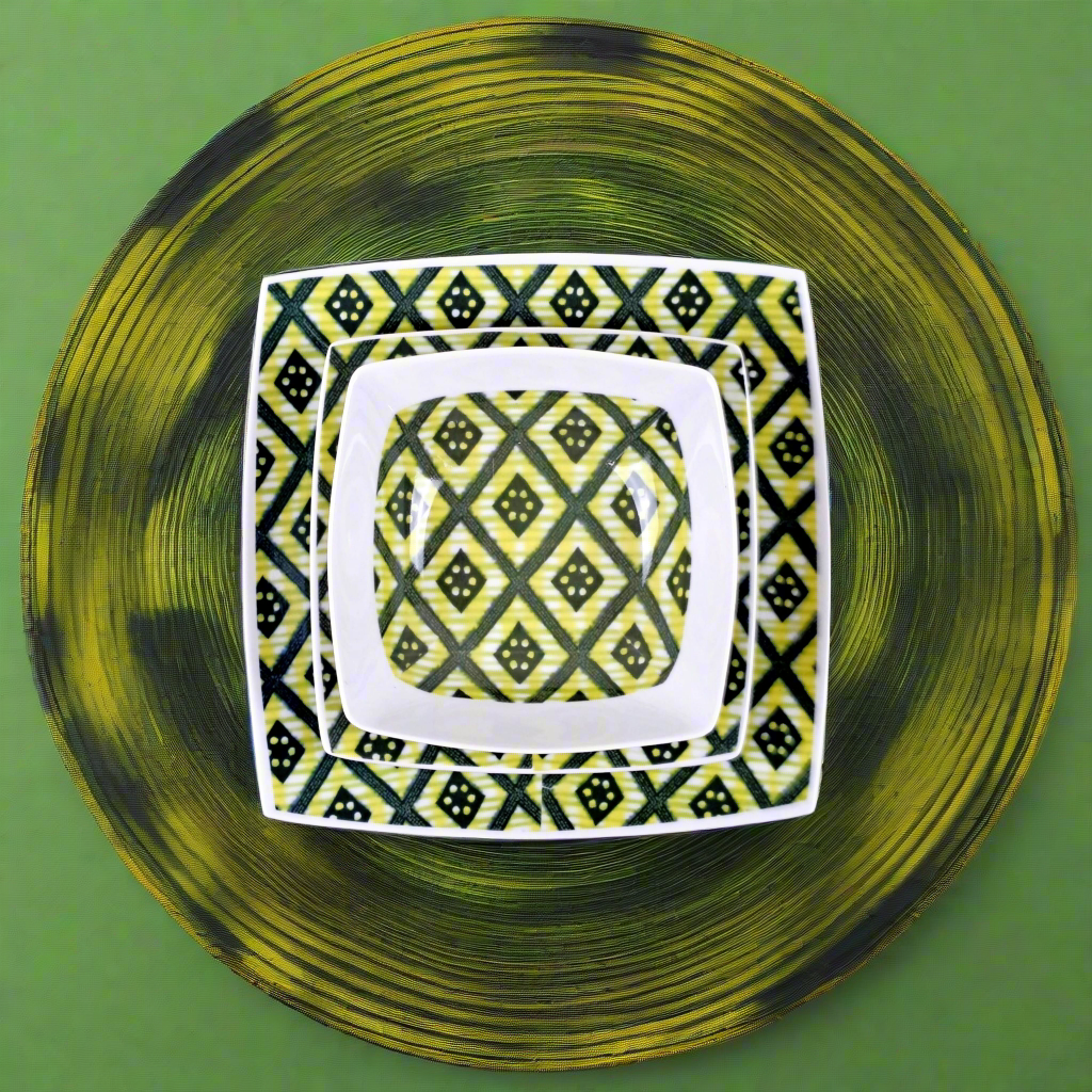 Coffret d'assiettes carrées en porcelaine fine Française fabriquées à la demande avec motif bande yoruba d'Afrique "Ibukunoluwa"   dans coffret cadeau de 6 assiettes.