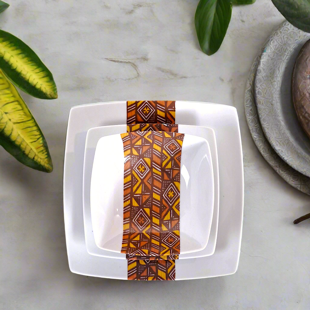 Coffret d'assiettes carrées en porcelaine fine Française fabriquées à la demande avec  motif bande Ethnique d'Afrique "Bogolan" dans coffret de 6