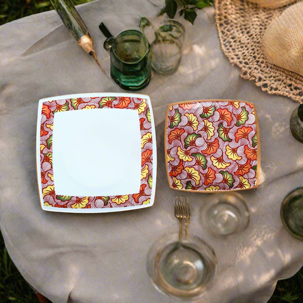 Coffret d'assiettes en porcelaine fine Française fabriquées à la demande avec motif anneau combiné WAX d'afrique "Fleurs de Mariage" rouges dans coffrets de 12