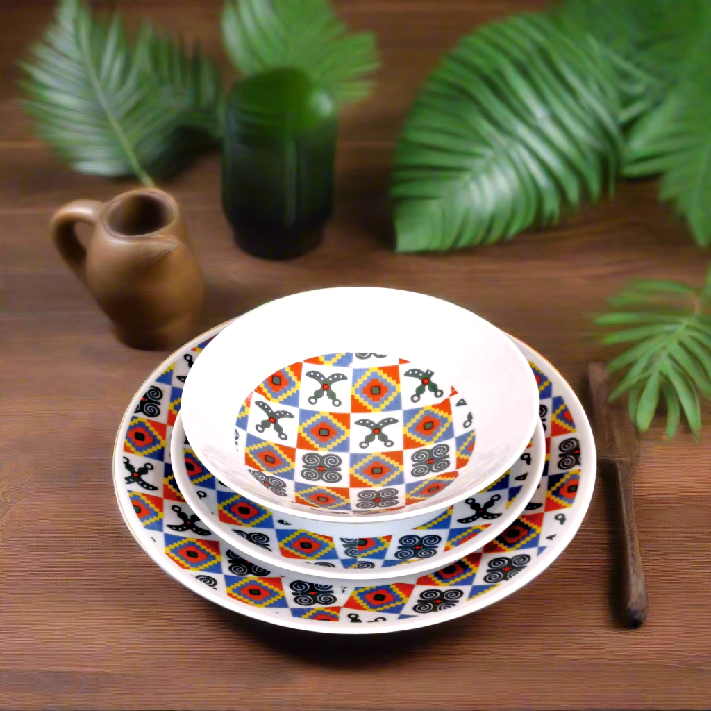 Coffret d'assiettes rondes en porcelaine fine Française fabriquées à la demande avec motif anneaux larges traditions d'afrique "Adinkra" du Ghana et de Côtes d'Ivoire dans coffret de 6 assiettes.