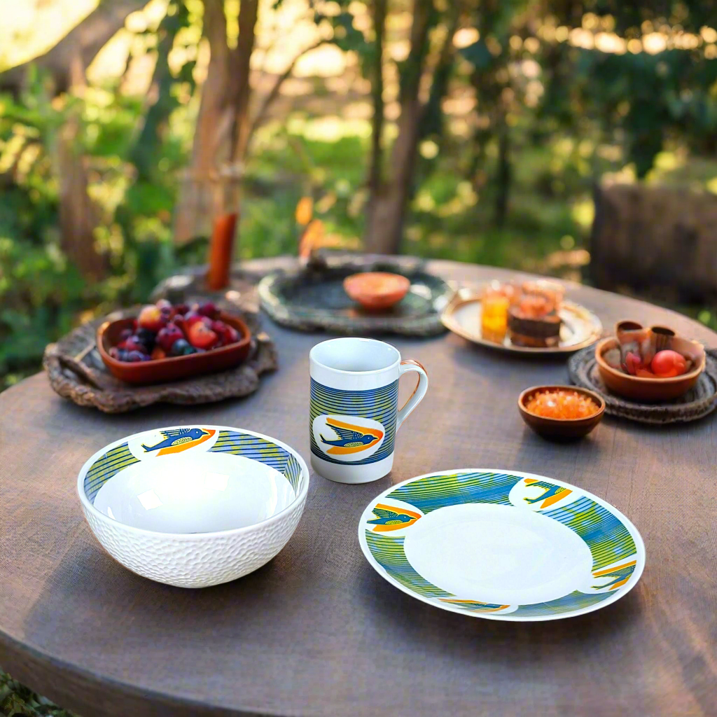 Coffret petit déjeuner en porcelaine fine française, orné d’un  motif anneau WAX "hirondelles"  composé d'une petite assiette, d'un grand bol et d'un MUG, présentés dans une boîte prestige.