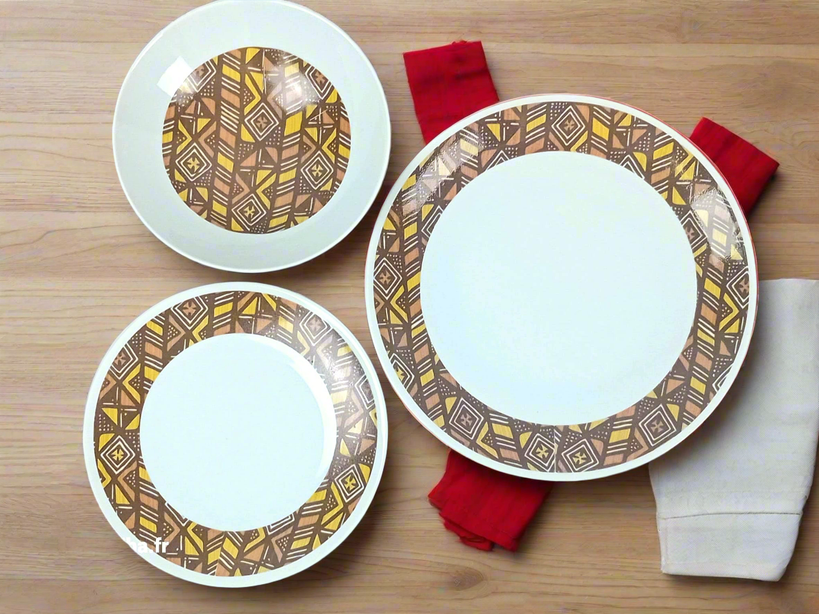 Coffret d'assiettes rondes en porcelaine fine Française fabriquées à la demande avec  motif anneaux larges Ethnique d'Afrique "Bogolan" dans coffret de 6
