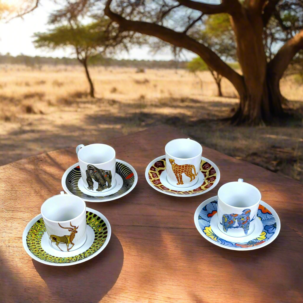 Coffret de 4 tasses à Café avec soucoupes en porcelaine fine Française motif plein wax d'Afrique motifs animaux antilope, gorille, inséparable, guépard