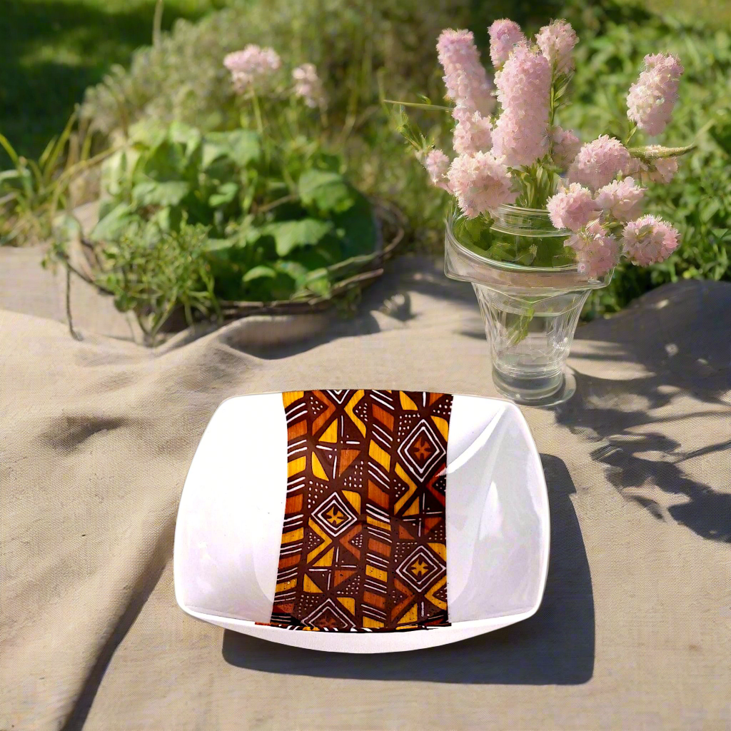 Coffret d'assiettes carrées en porcelaine fine Française fabriquées à la demande avec  motif bande Ethnique d'Afrique "Bogolan" dans coffret de 6
