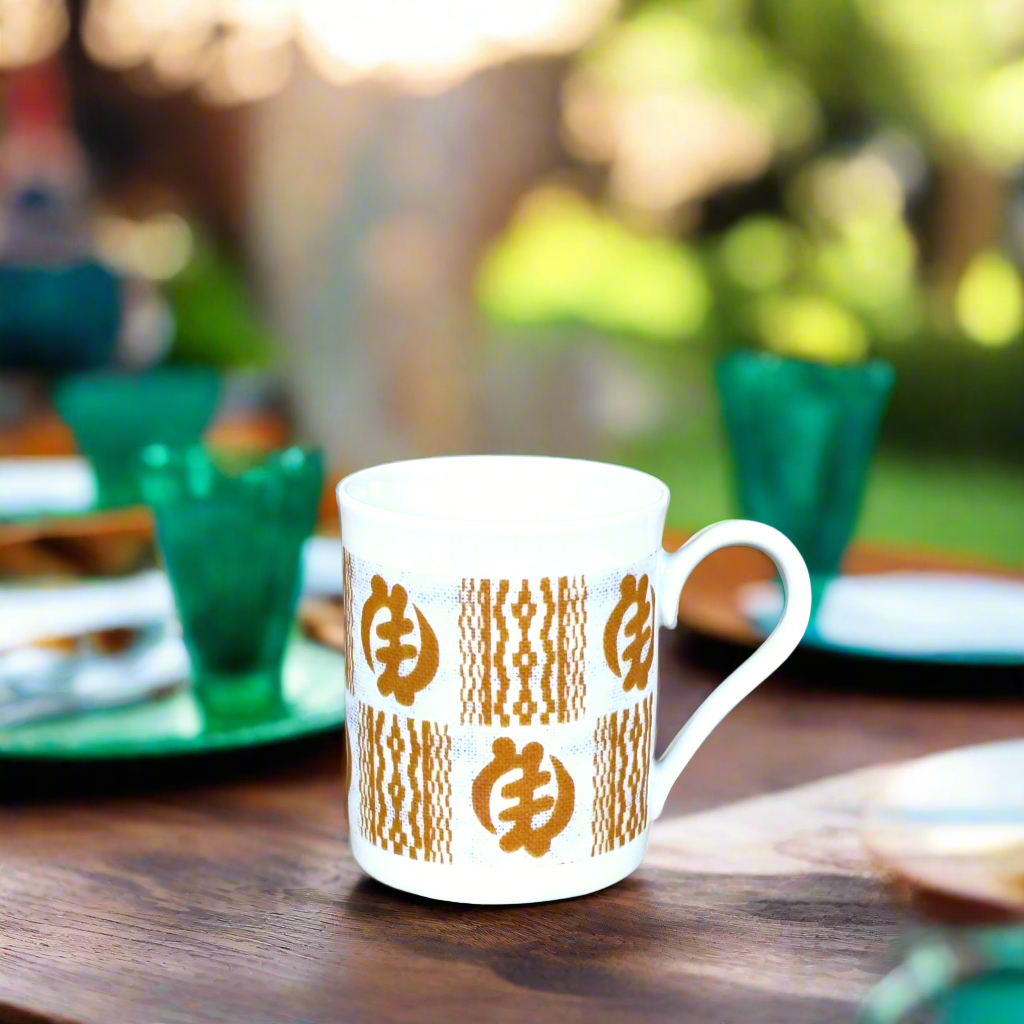 Mug en porcelaine fine Française fabriqué à la demande, motif de Côtes d'Ivoire,  extérieur  "Adinkra doré"
