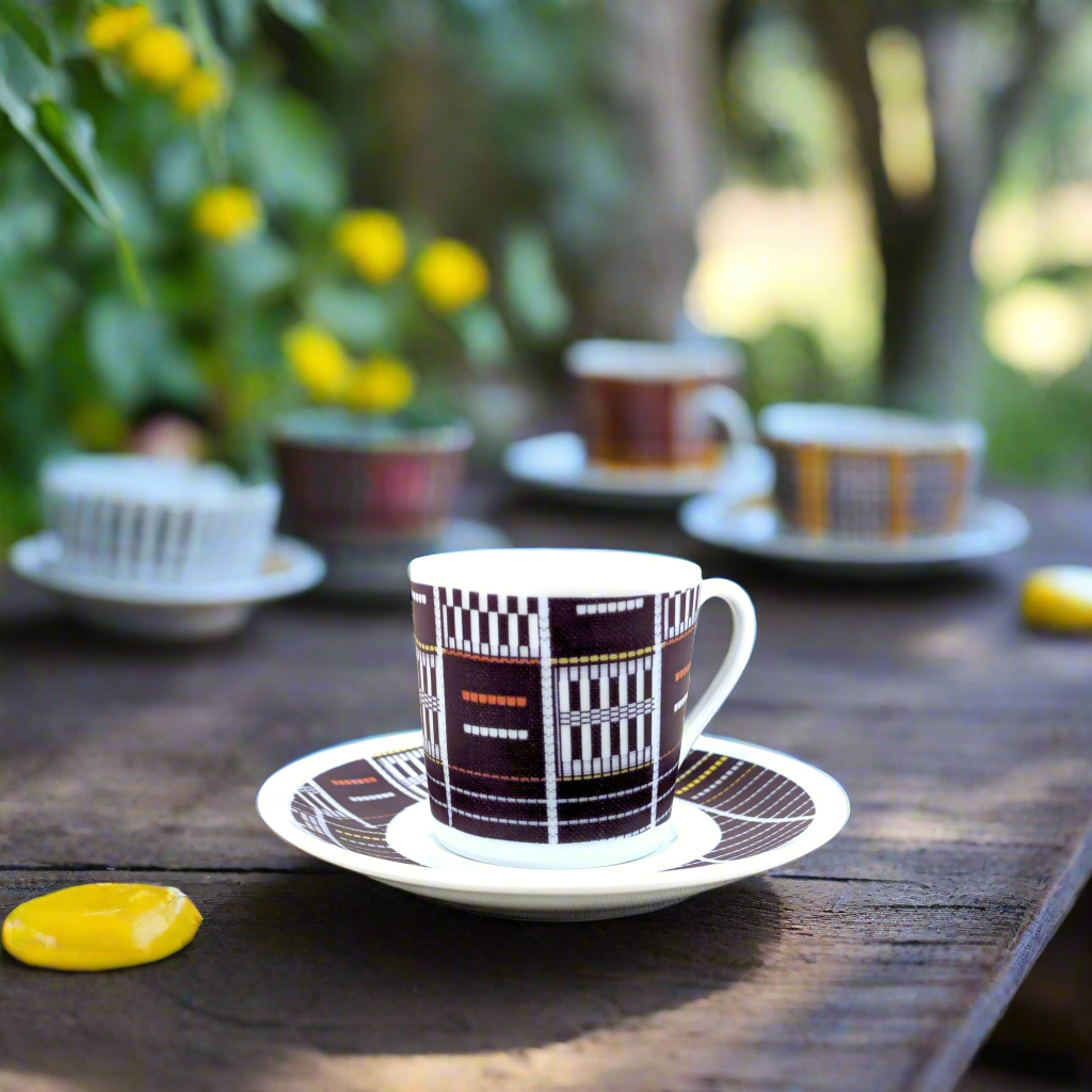 Tasse à Café en porcelaine fine Française fabriquée à la demande avec soucoupe motif anneau africain "Sénoufo bleu indigo" de Côte d'Ivoire