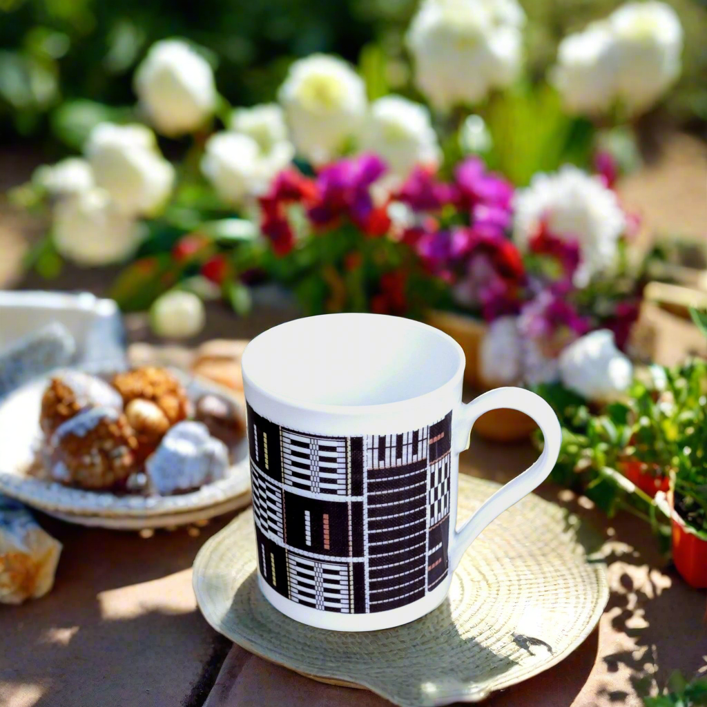 Coffret petit déjeuner en porcelaine fine française, orné d’un motif ethnique "Sénoufo" de Côte d'Ivoire, composé de 3 pièces parmi une petite assiette, d'un bol, une tasse à café et d'un MUG, présentés dans une boîte prestige.
