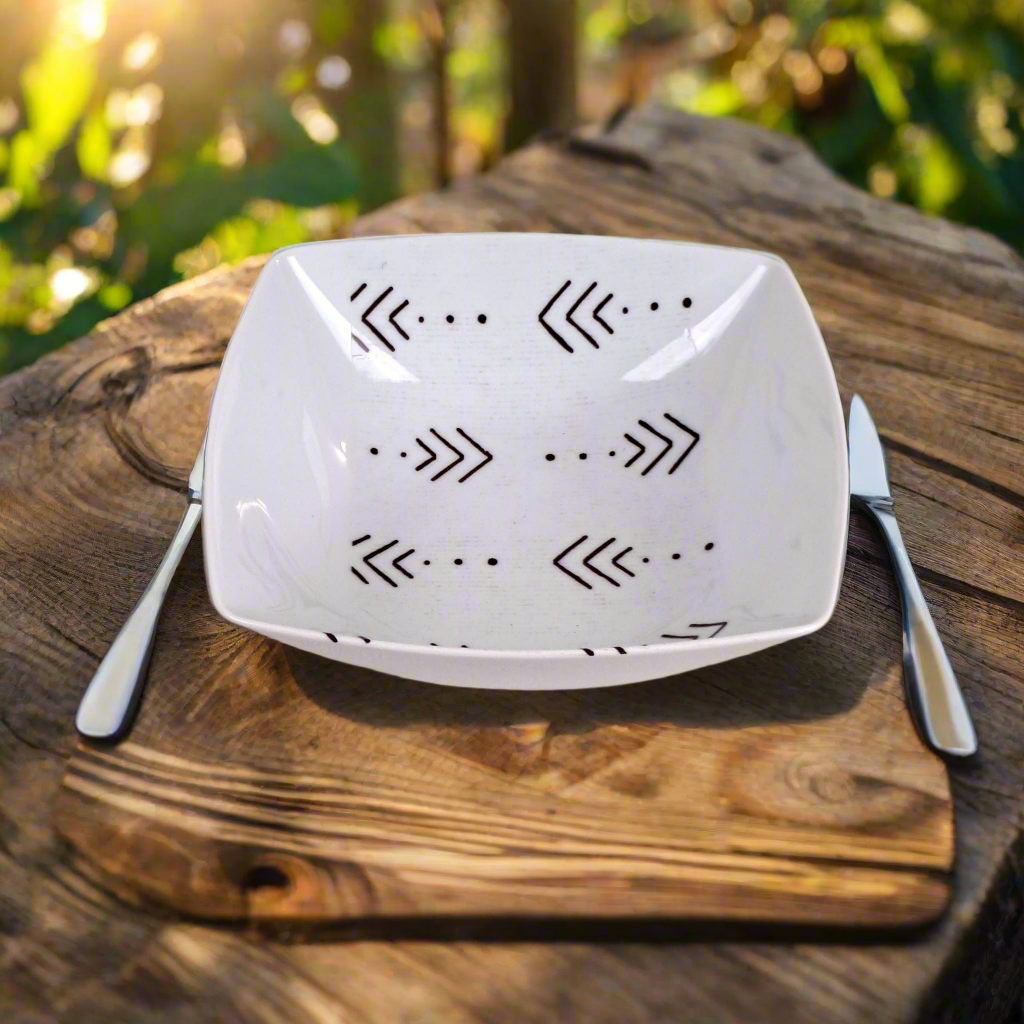 Coffret d'assiettes carrées en porcelaine fine Française fabriquées à la demande avec motif bande ethnique d'Afrique "#kente ou Kita" 3 du Ghana et Togo, présenté dans un coffret de 6 assiettes.