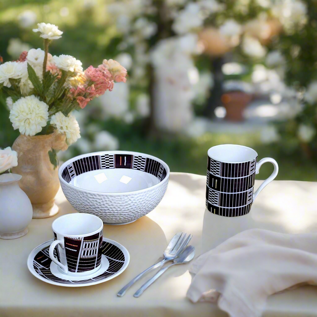 Coffret petit déjeuner en porcelaine fine française, orné d’un motif ethnique "Sénoufo" de Côte d'Ivoire, composé de 3 pièces parmi une petite assiette, d'un bol, une tasse à café et d'un MUG, présentés dans une boîte prestige.