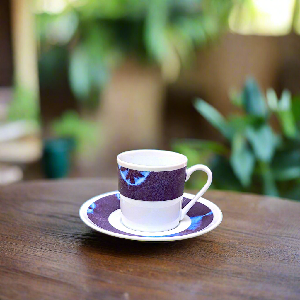 Tasse à Café en porcelaine fine Française fabriquée à la demande avec soucoupe motif ethnique africain  "indigo" bleu