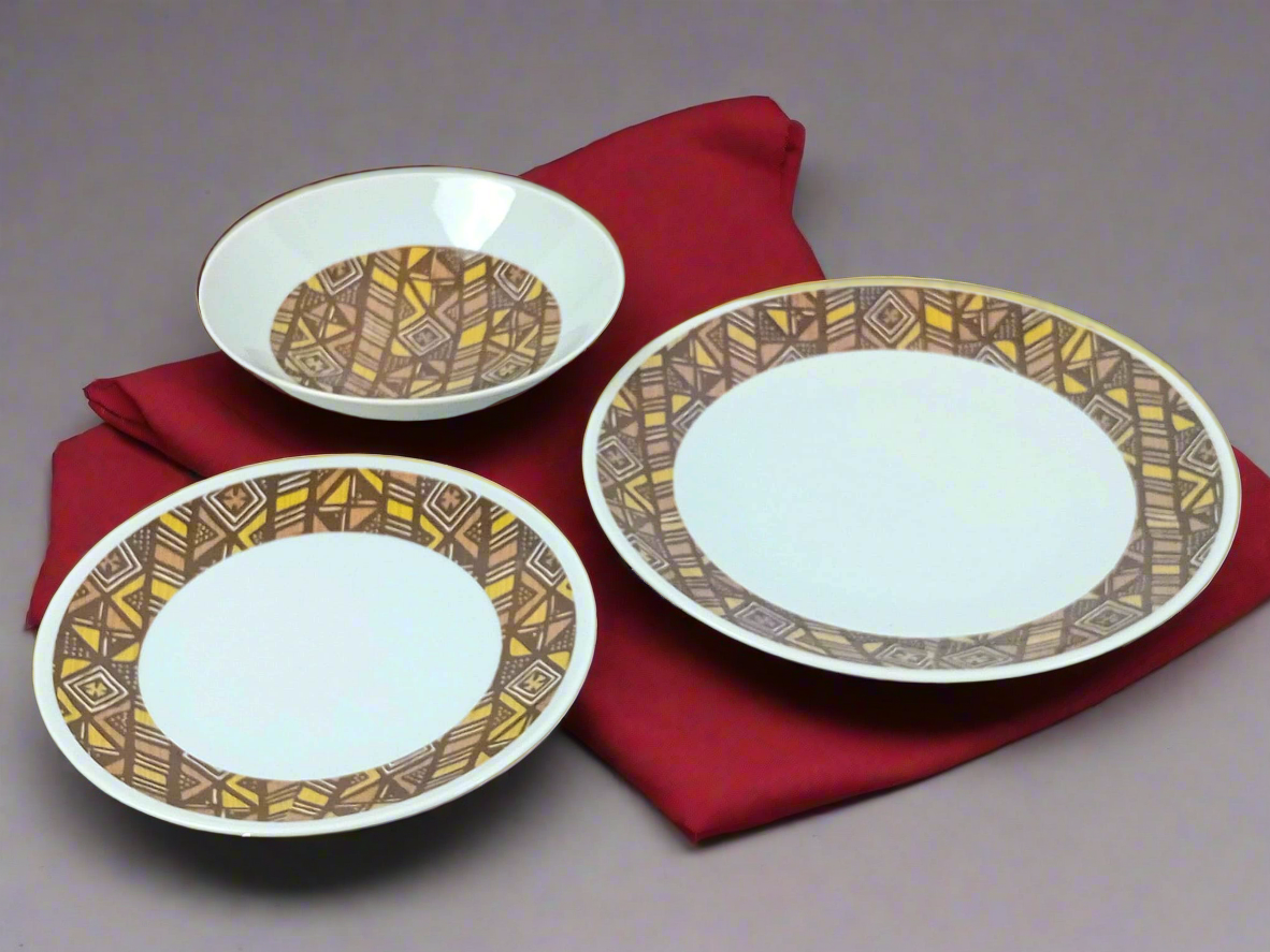 Coffret d'assiettes rondes en porcelaine fine Française fabriquées à la demande avec  motif anneaux larges Ethnique d'Afrique "Bogolan" dans coffret de 6