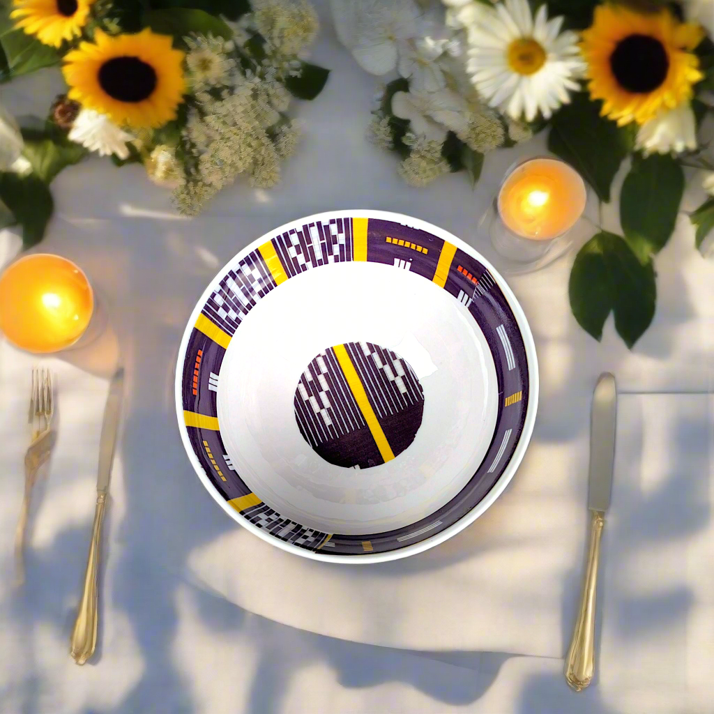 Coffret petit déjeuner en porcelaine fine française, orné d’un motif Baoulé de Côte d’Ivoire, composé d'une petite assiette, d'un grand bol et d'un MUG, présentés dans une boîte prestige.