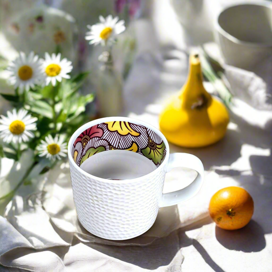 Mug en porcelaine fine Française grenaillé à l'extérieur, motif wax d'Afrique "Fleurs de Mariage" rouge magenta à l'intérieur