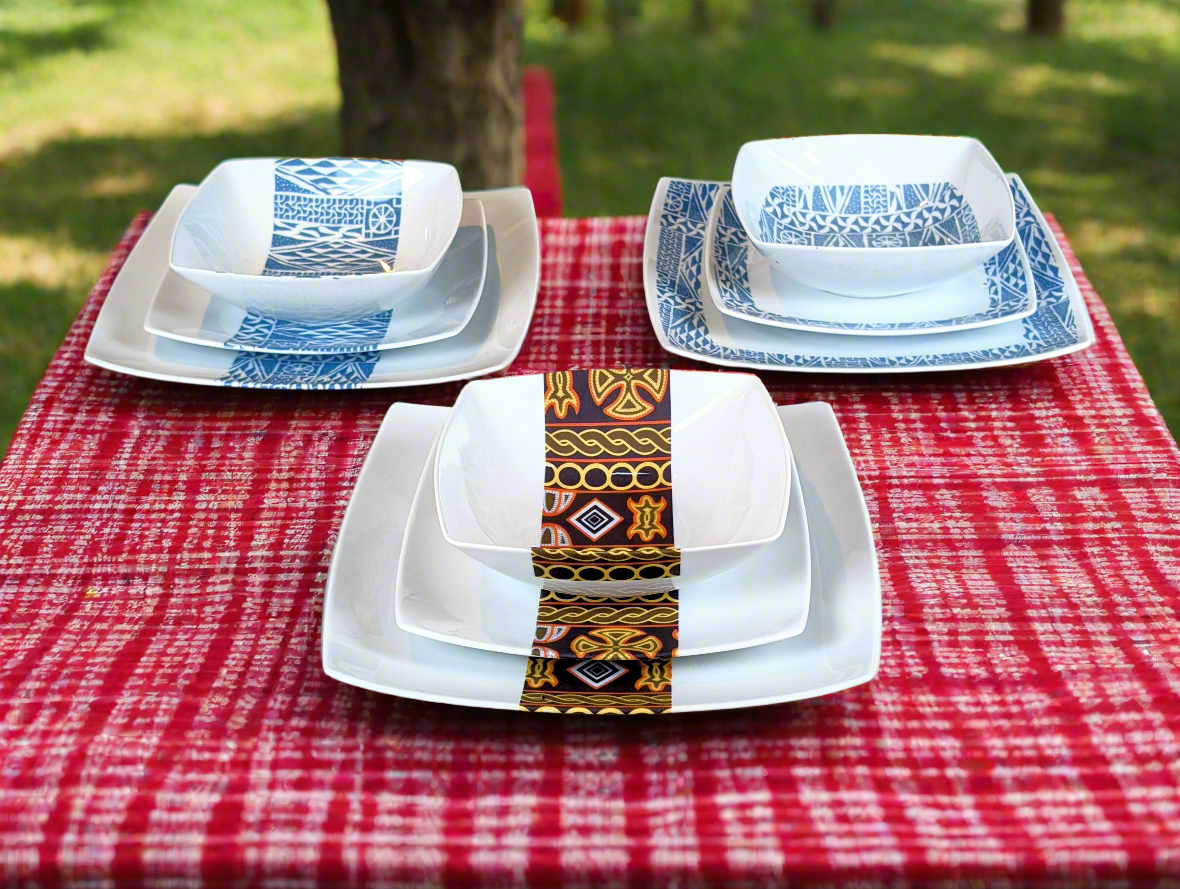Coffret d'assiettes carrées en porcelaine fine Française fabriquées à la demande avec motif bande ethnique d'Afrique "Ndop" bleu du Cameroun, présenté dans un coffret de 6 assiettes.