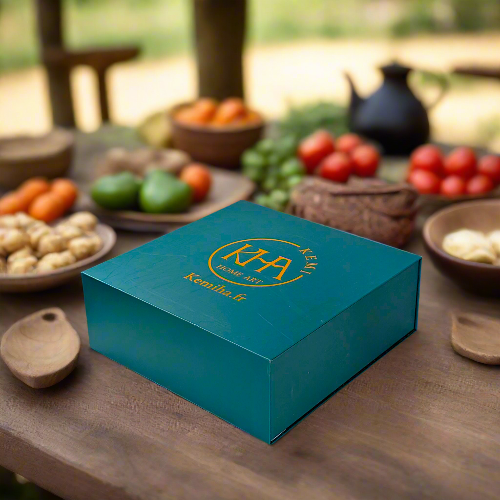 Coffret petit déjeuner en porcelaine fine française, orné d’un  motif bande ethnique d'Afrique "#Ntshak (du peuple Kuba Ethnie shouwa du Congo) composé d'une petite assiette, d'un grand bol et d'un MUG, présentés dans une boîte prestige.
