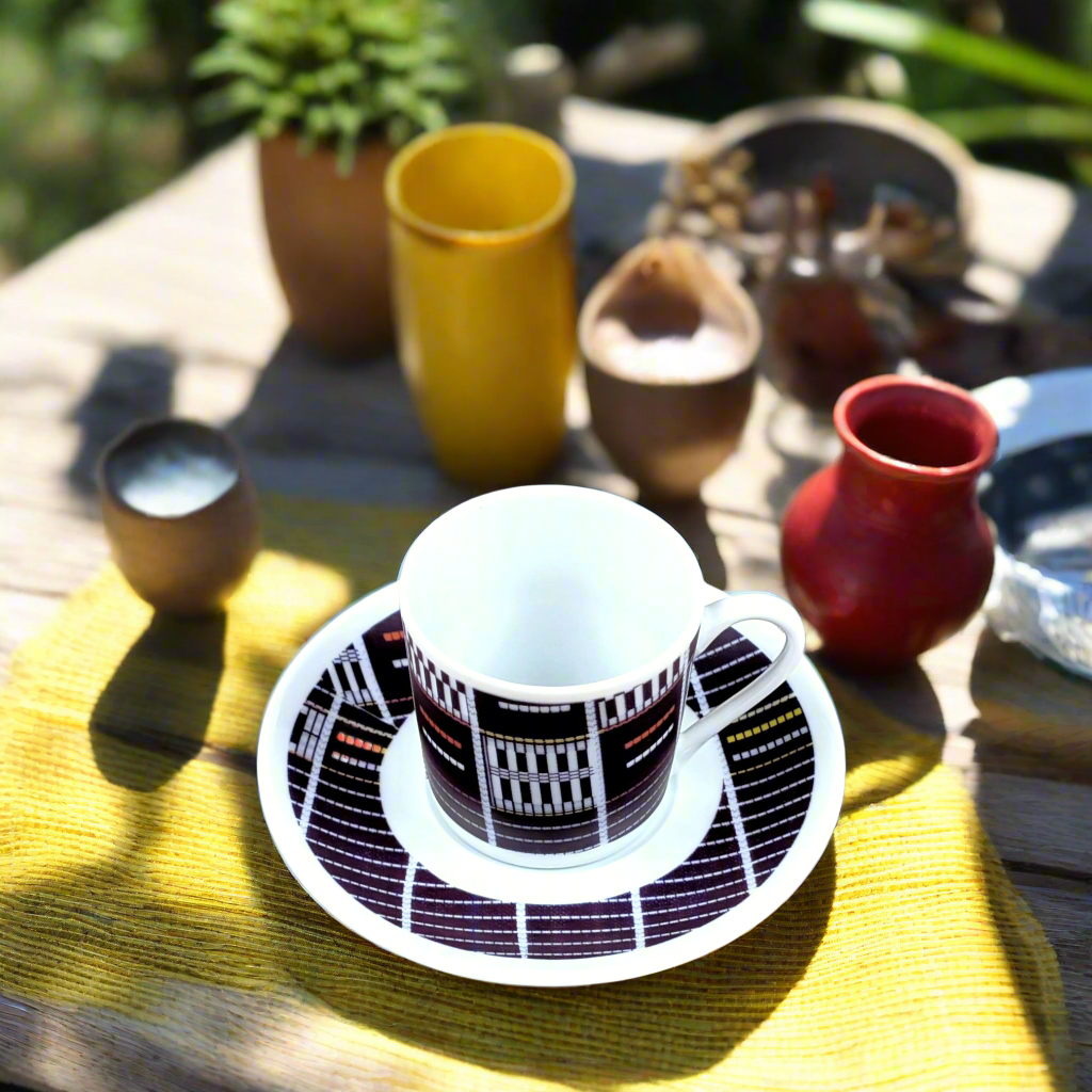 Tasse à Café en porcelaine fine Française fabriquée à la demande avec soucoupe motif anneau africain "Sénoufo bleu indigo" de Côte d'Ivoire