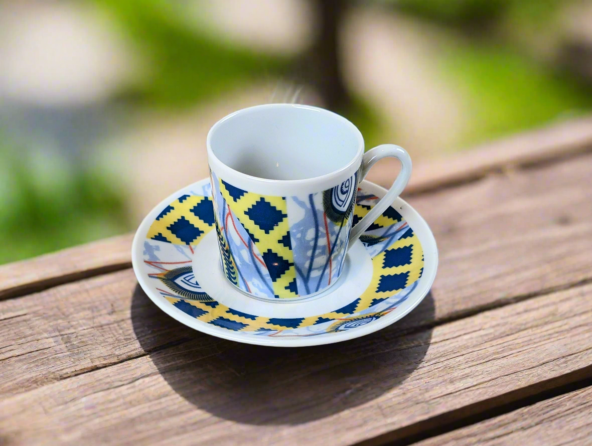 Tasse à Café avec soucoupe en porcelaine fine Française fabriquées à la demande motif plein WAX d'afrique "Oeil de ma co-épouse"