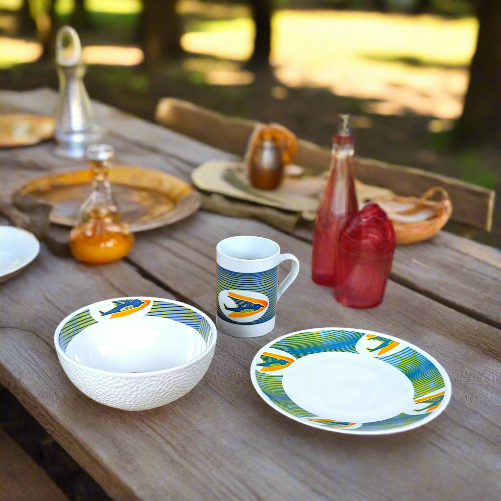 Coffret petit déjeuner en porcelaine fine française, orné d’un  motif anneau WAX "hirondelles"  composé d'une petite assiette, d'un grand bol et d'un MUG, présentés dans une boîte prestige.