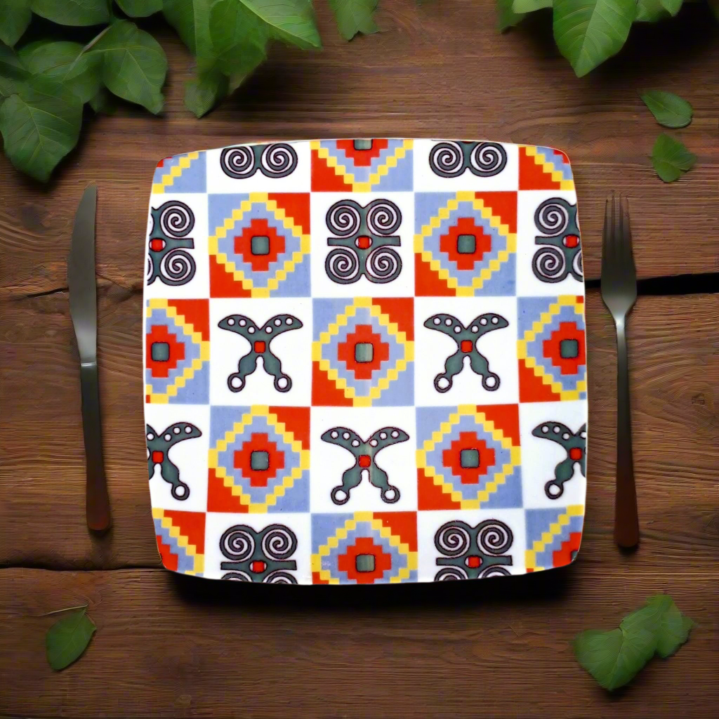 Coffret d'assiettes en porcelaine Française fabriquées à la demande avec  carrées motif plein traditions d'Afrique "Adinkra" du Ghana et de Côtes d'Ivoire dans coffret de 12