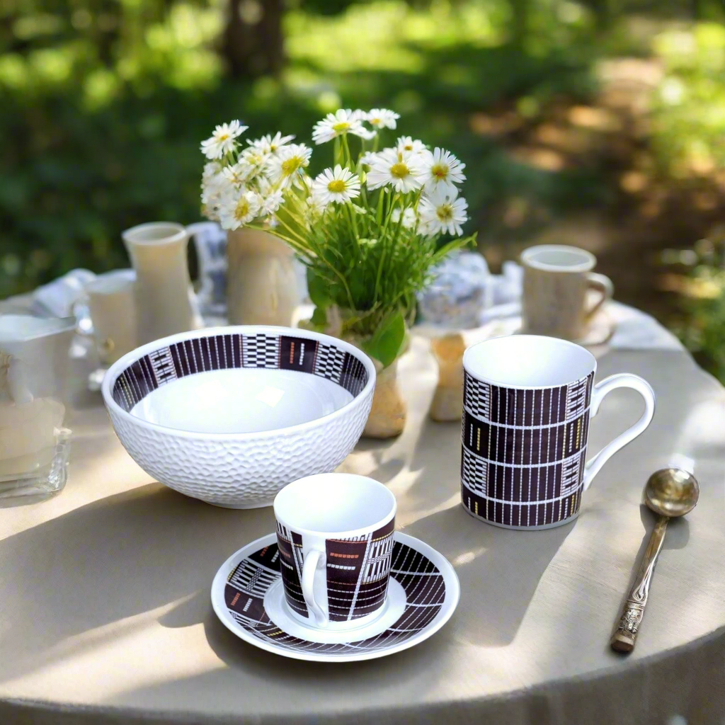 Coffret petit déjeuner en porcelaine fine française, orné d’un motif ethnique "Sénoufo" de Côte d'Ivoire, composé de 3 pièces parmi une petite assiette, d'un bol, une tasse à café et d'un MUG, présentés dans une boîte prestige.