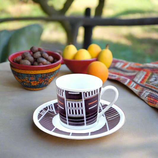 Tasse à Café en porcelaine fine Française fabriquée à la demande avec soucoupe motif anneau africain "Sénoufo bleu indigo" de Côte d'Ivoire