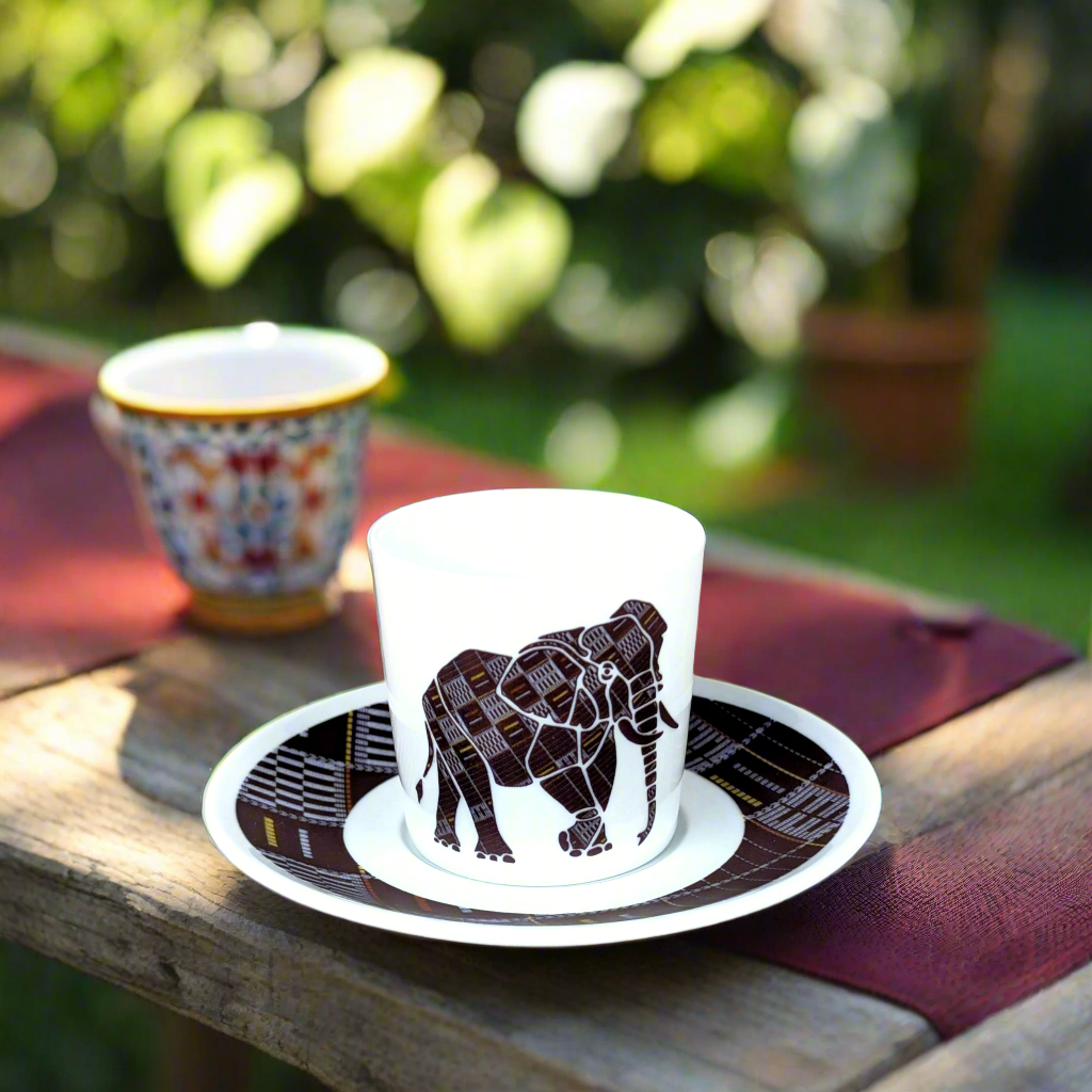 Tasse à Café en porcelaine fine Française fabriquée à la demande avec soucoupe motif animaux : Elephant de Côté d'Ivoire "Sénoufo noir"
