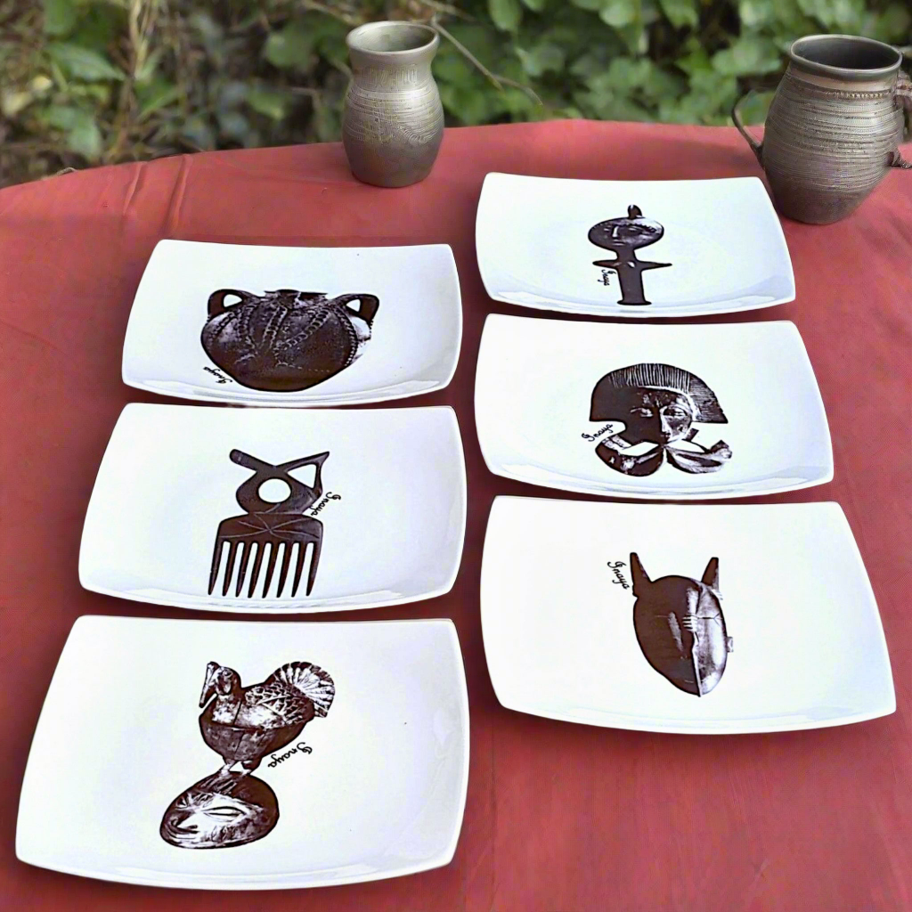 Coffret d'assiettes carrées en porcelaine fine Française fabriquées à la demande avec motif bande Ethnique d'Afrique " masques d'Afrique de l'Ouest et gammaphone noire" dans coffret de 12 assiettes