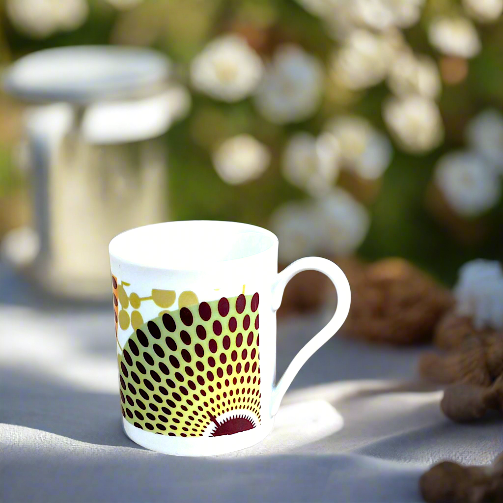 Coffret petit déjeuner en porcelaine fine française, orné d’un motif WAX "Gamma phone", composé d'une petite assiette, d'un grand bol et d'un MUG, présentés dans une boîte prestige.