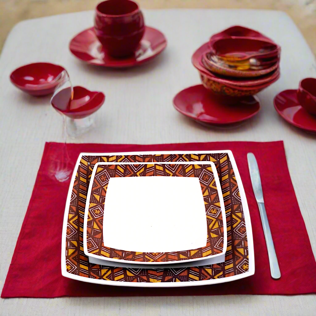 Coffret d'assiettes carrées en porcelaine fine Française fabriquées à la demande avec  motif anneau Ethnique d'Afrique "Bogolan Rhinoceros" dans coffret de 6