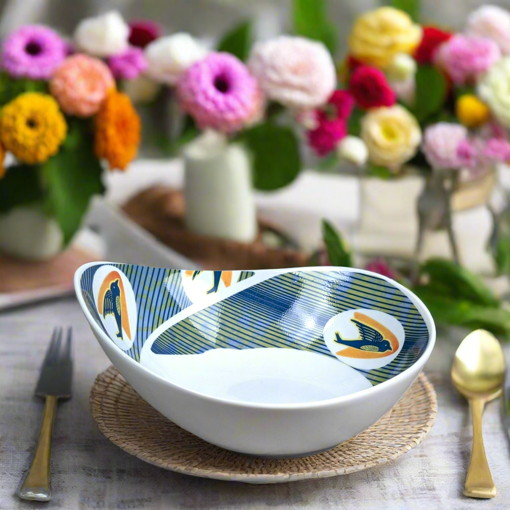 Saladier ovale en porcelaine fine Française fabriqué à la demande motif WAX anneau en spirale  "Hirondelles"