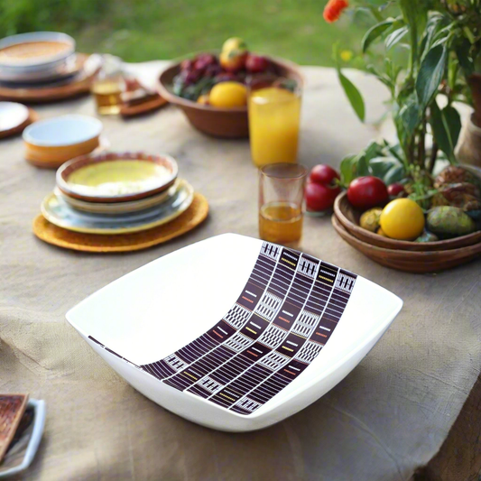 Saladier en porcelaine fine Française fabriqué à la demande motif bande Ethnique d'Afrique "Sénoufo bleu indigo" de Côté d'Ivoire dans coffret