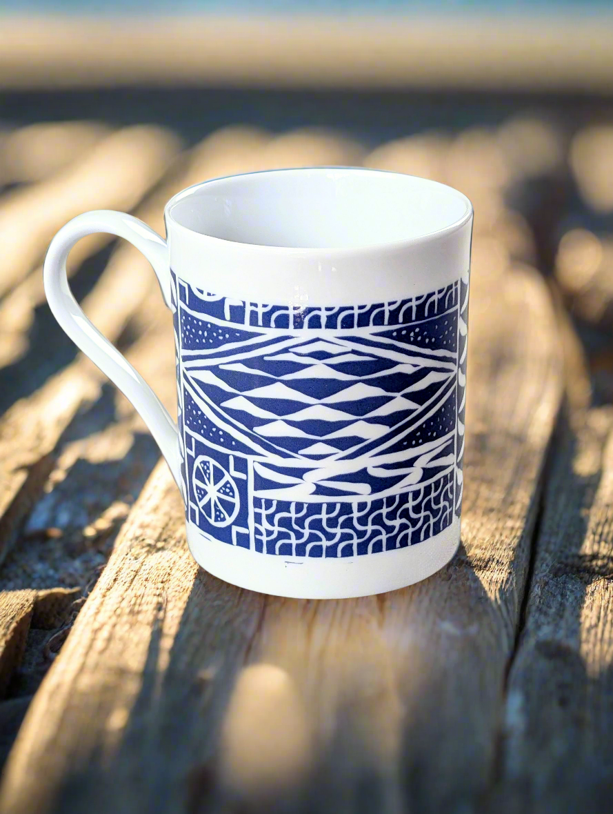 Coffret petit déjeuner en porcelaine fine française, orné d’un motif N'Dop du Cameroun, composé d'une assiette creuse, d'un grand bol et d'un MUG, présentés dans une boîte prestige.