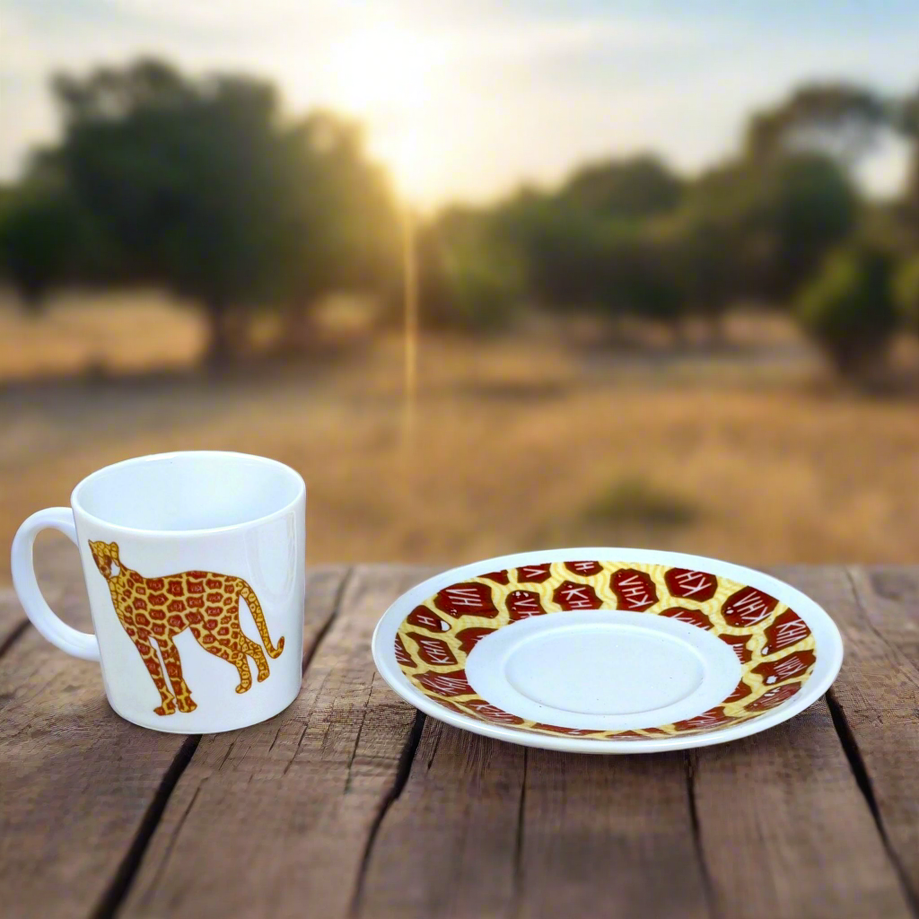 Coffret de 4 tasses à Café avec soucoupes en porcelaine fine Française motif plein wax d'Afrique motifs animaux antilope, gorille, inséparable, guépard