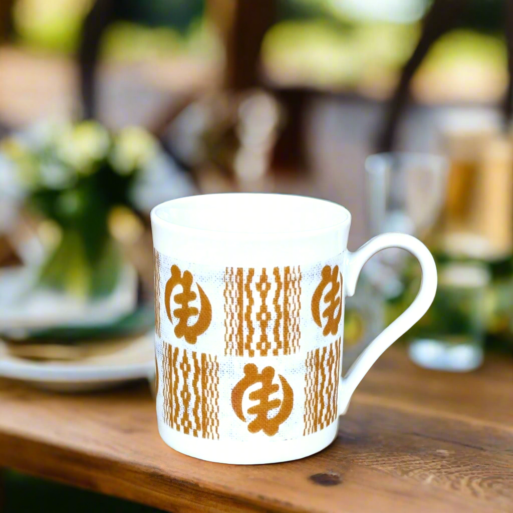 Mug en porcelaine fine Française fabriqué à la demande, motif de Côtes d'Ivoire,  extérieur  "Adinkra doré"