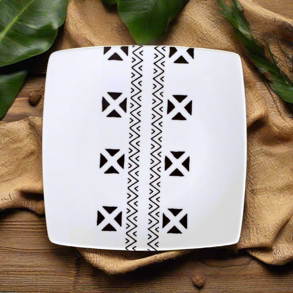Coffret d'assiettes carrées en porcelaine fine Française fabriquées à la demande avec motif bande ethnique d'Afrique "#kente ou Kita du Ghana et Togo, présenté dans un coffret de 6 assiettes.