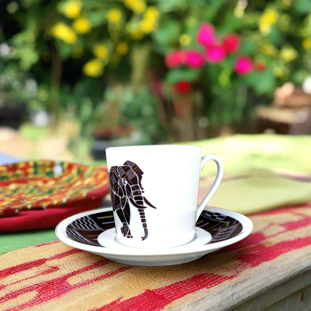 Tasse à Café en porcelaine fine Française fabriquée à la demande avec soucoupe motif animaux : Elephant de Côté d'Ivoire "Sénoufo noir"