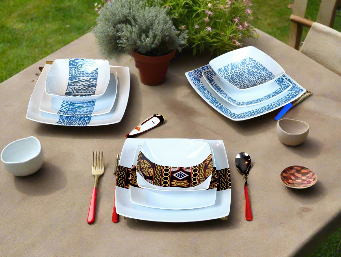 Coffret d'assiettes carrées en porcelaine fine Française fabriquées à la demande avec motif bande ethnique d'Afrique "Ndop" bleu du Cameroun, présenté dans un coffret de 6 assiettes.