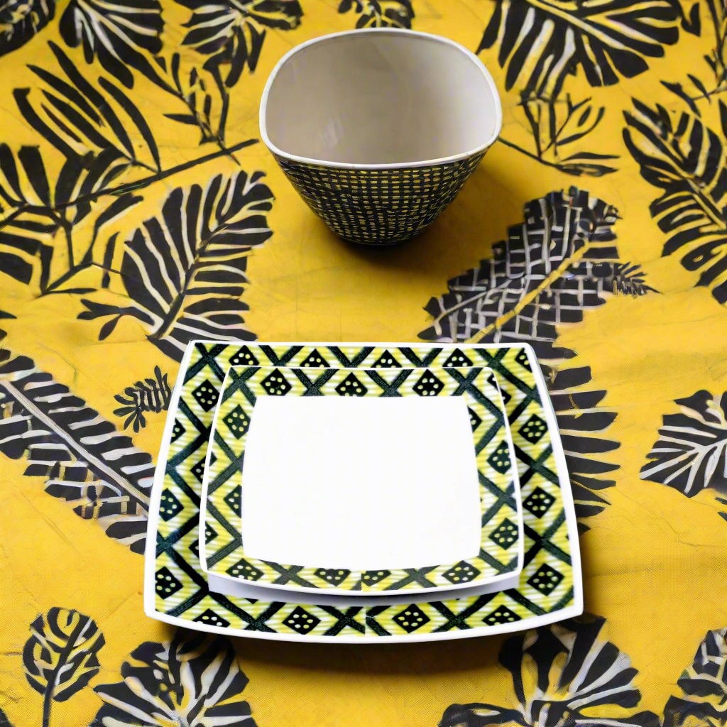 Coffret d'assiettes carrées en porcelaine fine Française fabriquées à la demande avec motif bande yoruba d'Afrique "Ibukunoluwa"   dans coffret cadeau de 6 assiettes.