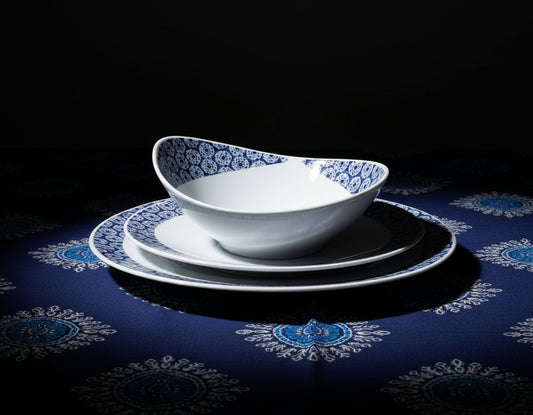 Coffret d'assiettes ovales en porcelaine fine Française fabriquées à la demande avec motif anneaux "indigo petits motifs du soleil"  (6 assiettes)