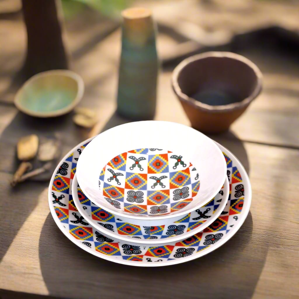 Coffret d'assiettes rondes en porcelaine fine Française fabriquées à la demande avec motif anneaux larges traditions d'afrique "Adinkra" du Ghana et de Côtes d'Ivoire dans coffret de 6 assiettes.
