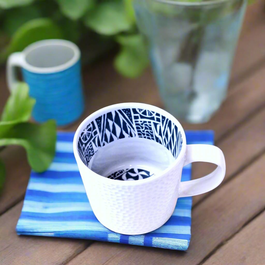 Mug grenaillé à l'extérieur, motif bleu "Ndop" à l'intérieur